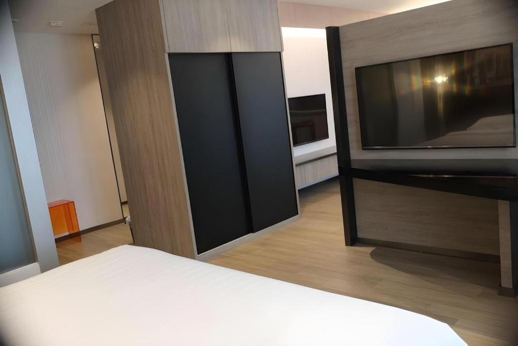 M1 North Point Hotel Хонконг Екстериор снимка